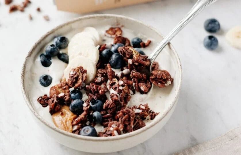Skyr Yogurt with Granola (22g Protein Icelandic Breakfast) | Eati — blog cover: nutrition, calories, and healthy eating tips