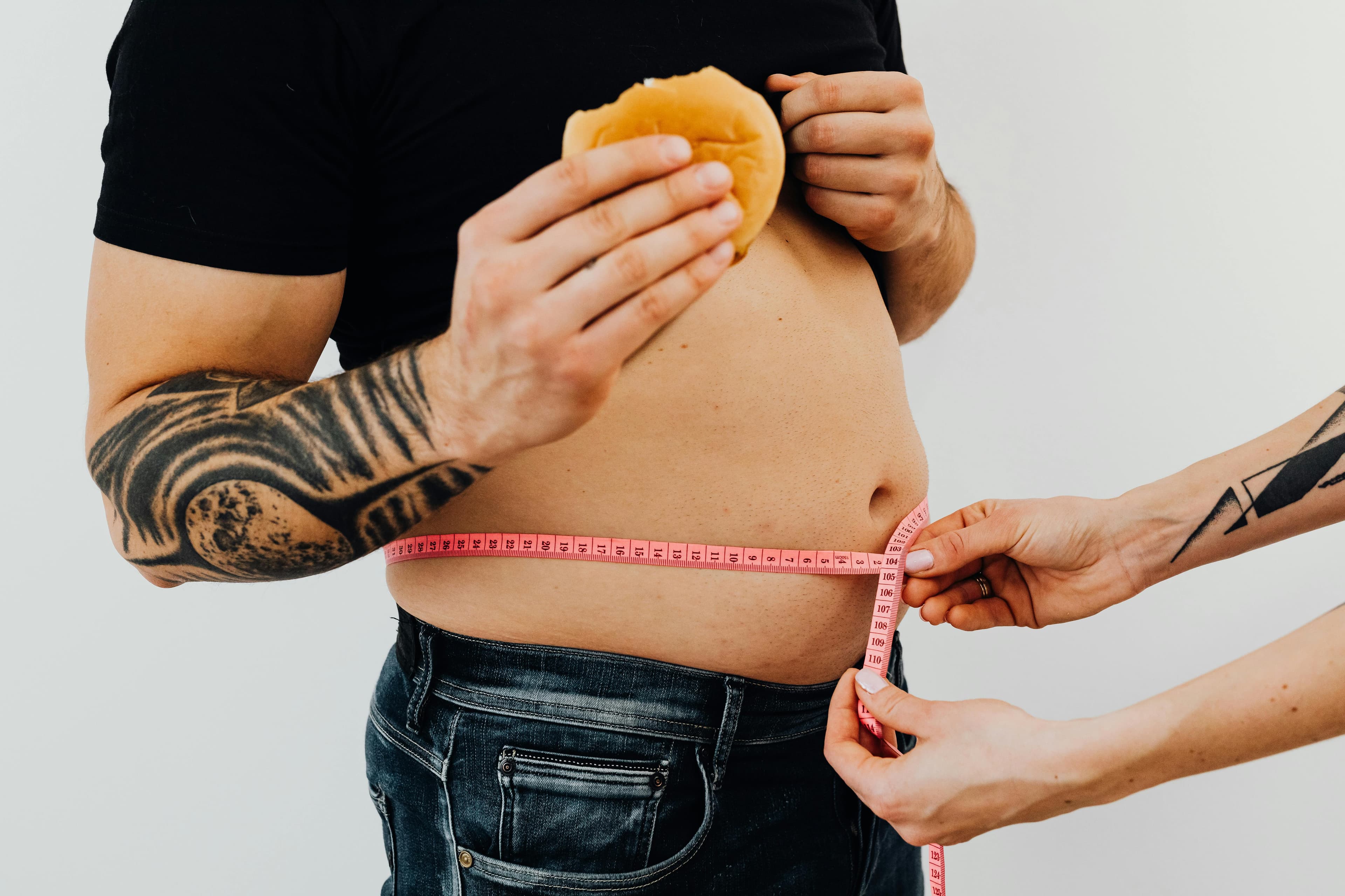How to Stay in a Calorie Deficit Without Feeling Hungry All the Time — blog cover: nutrition, calories, and healthy eating tips